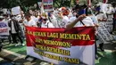 Massa yang tergabung dalam Aliansi Karyawan Hiburan dan Pengusaha Hiburan membentangkan spanduk saat menggelar aksi di depan Balai Kota DKI Jakarta, Selasa (21/7/2020). Mereka meminta Gubernur Anies Baswedan membuka usaha hiburan yang ditutup akibat pandemi COVID-19. (Liputan6.com/Faizal Fanani)