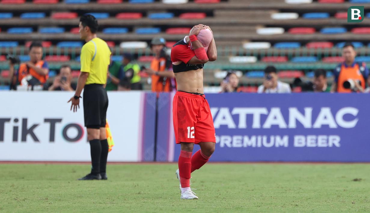 <p>Reaksi kecewa pemain Timnas Indonesia U-22, Pratama Arhan setelah diganjar kartu merah&nbsp;pada laga semifinal sepak bola SEA Games 2023 melawan Timnas Vietnam U-22 di Olympic Stadium, Phnom Penh, Kamboja, Sabtu (13/05/2023). (Bola.com/Abdul Aziz)</p>