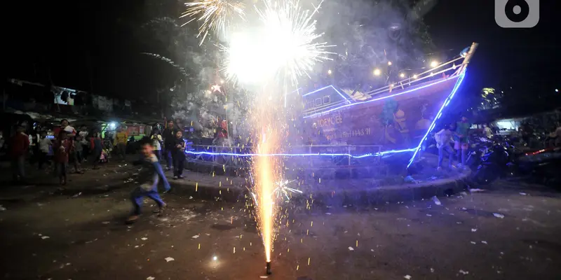 Pesta Kembang Api Meriahkan Malam Takbiran di Manggarai