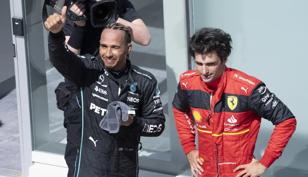 Pembalap Mercedes asal Inggris, Lewis Hamilton berhasil finis di posisi ketiga. Podium di seri ke-9 ini merupakan podium pertamanya setelah terakhir meraihnya pada seri pembuka di F1 GP Bahrain. (Canadian Express via AP/Paul Chiasson)