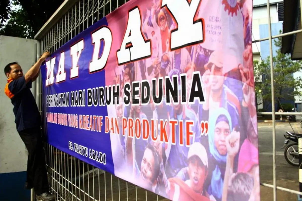 Demo Hari Buruh, Spanduk Ini Bikin Para Jomblo Ingin Resign Saja!
