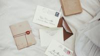 Ilustrasi amplop, surat. (Foto oleh Ron Lach : https://www.pexels.com/id-id/foto/vintage-retro-surat-huruf-10652950/)