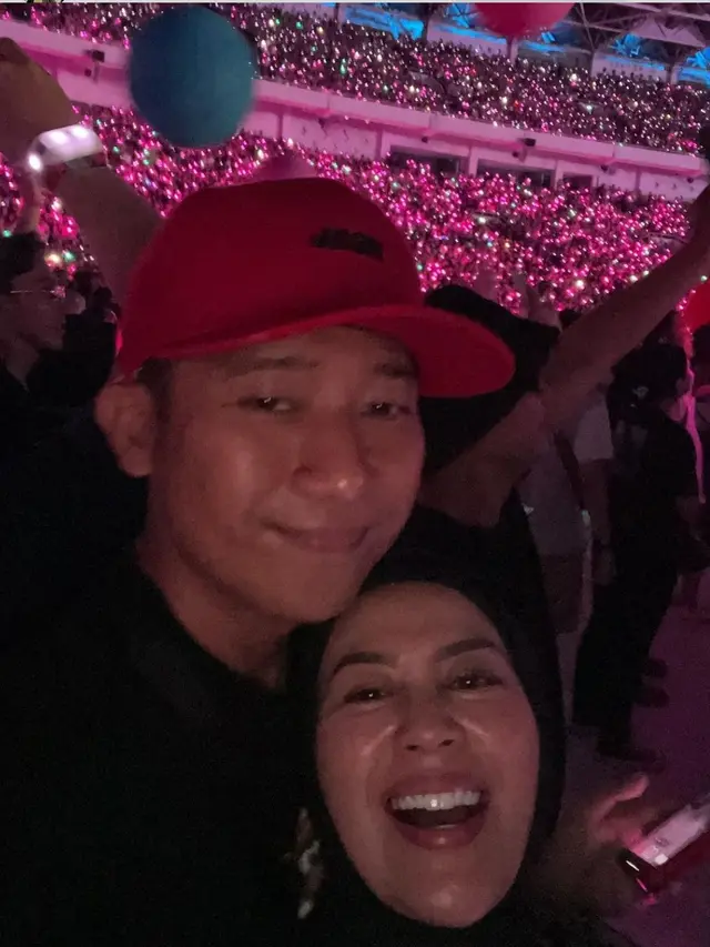 Artis Nonton Konser Coldplay di GBK