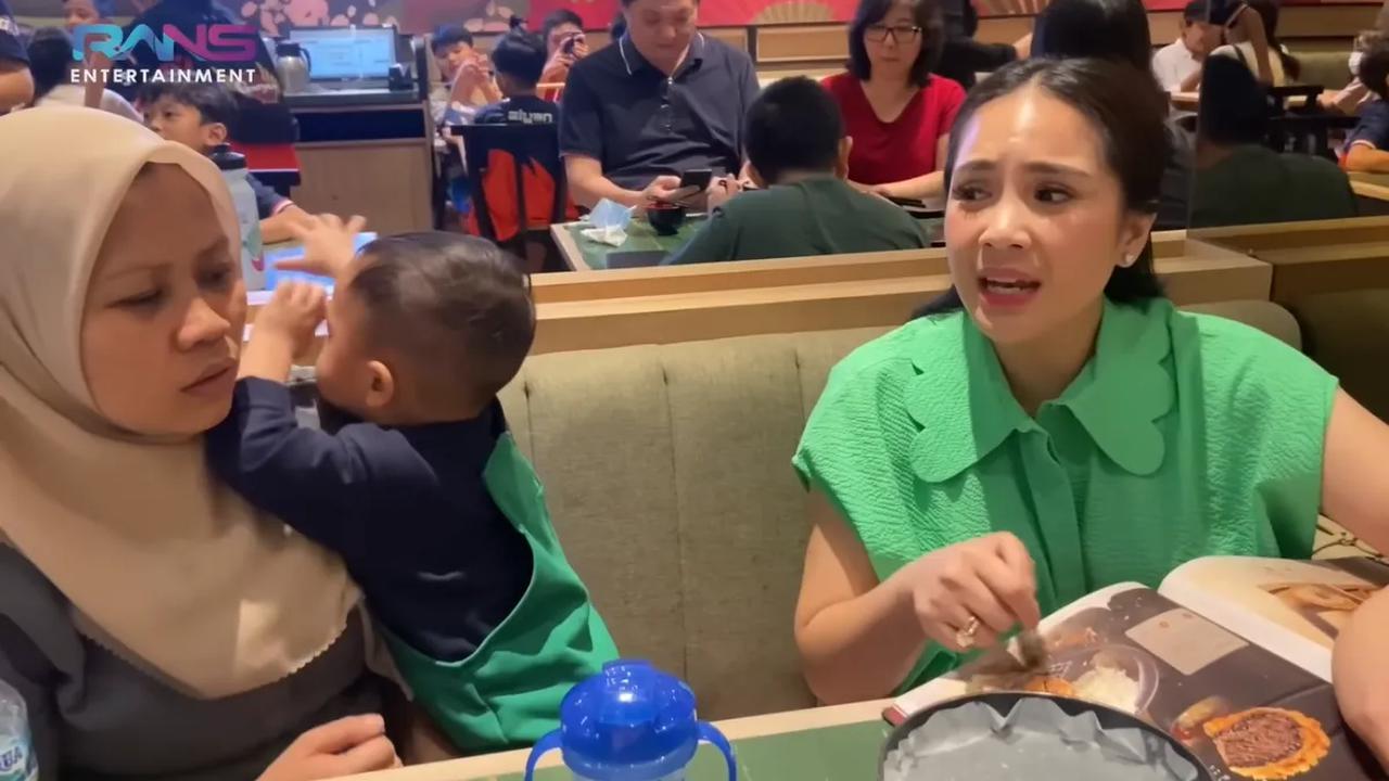 Nagita kemudian menawari Sus Rini makanan. Ada momen yang mencuri perhatian saat jawaban Sus Rini membuat sang bos 'kesal'.