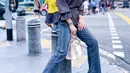 Berpose di hadapan kamera, Syahrini terlihat begitu cantik dalam balutan blouse warna gelap dengan aksen lengan kece. Ia juga memakai celana jeans panjang pamerkan kaki jenjangnya. (instagram.com/princessyahrini)