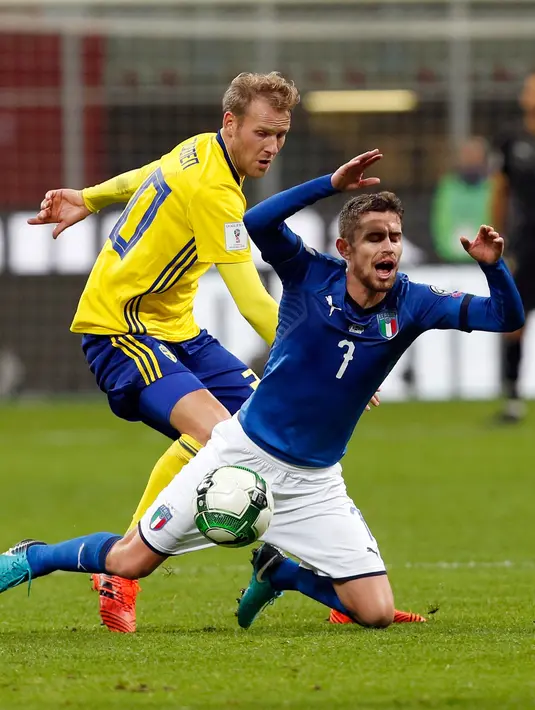 Pemain Italia, Jorginho berebut bola dengan pemain Swedia, Ola Toivonen pada laga leg kedua playoff Piala Dunia 2018 di Stadion San Siro, Selasa (14/11). Swedia lolos ke Rusia 2018 berkat keunggulan agregat 1-0. (AP/Antonio Calanni)