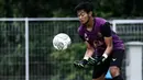 Kiper muda Persikabo 1973, Viba Koto berusaha menangkap bola saat sesi latihan perdana di Lapangan Samudra, Badung, Bali, Minggu (03/01/2022). Latihan tersebut menjadi bagian dari persiapan menghadapi Arema FC di laga lanjutan BRI Liga 1 2021/22 pada 5 januari mendatang. (Bola.com/Nandang Permana)