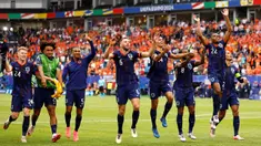 Para pemain Belanda merayakan kemenangan setelah memenangkan pertandingan sepak bola Euro 2024 Grup D melawan Polandia di Volksparkstadion, Hamburg, 16 Juni 2024. (Odd ANDERSEN/AFP)