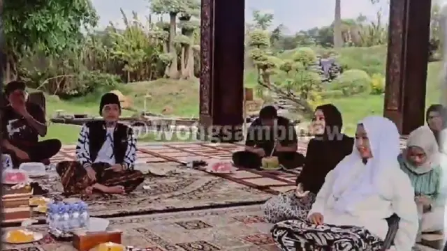 Sembari melepas lelah, Soimah dan Abah Kirun ngobrol santai dengan Gus Iqdam (SS: YT Wong Sambi New)