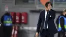 Manajer tim Lazio, Simone Inzaghi tampak kecewa saat menghadapi Bayern Munich dalam laga leg pertama babak 16 besar Liga Champions 2020/21 di Olimpico Stadium, Selasa (23/2/2021). Lazio kalah 1-4 dari Bayern Munich. (AP/Gregorio Borgia)