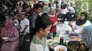 Warga menikmati kuliner gratis saat acara Halalbihalal dan Pagelaran Seni Budaya di Asrama Polisi Cideng Barat, Gambir, Jakarta Pusat, Minggu (28/5/2023). (merdeka.com/Iqbal S Nugroho)