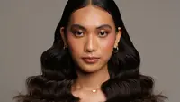 7 Model Rambut Wanita Panjang Keriting Gantung, Bikin Penampilan Menawan