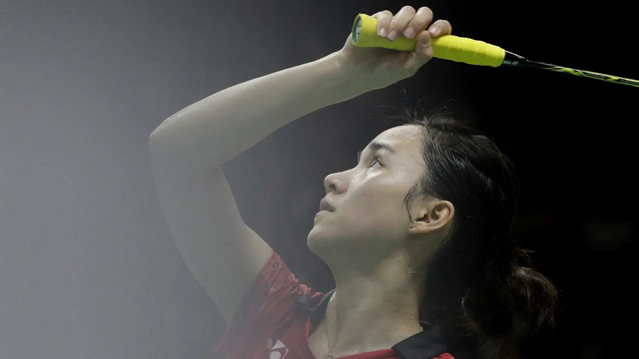 Tunggal putri Thailand, Jindapol Nitchaon, mengembalikan kok saat melawan tunggal China. (Bola.com/M. Iqbal Ichsan)