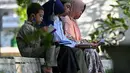 Orang-orang berdoa saat memperingati 17 tahun musibah gempa dan tsunami di Taman Peringatan Tsunami Siron di Siron, provinsi Aceh (26/12/2021). Tsunami Aceh pada 2004 merenggut nyawa lebih dari 170.000 orang di Indonesia saja. (AFP/Chaideer Mahyuddin)