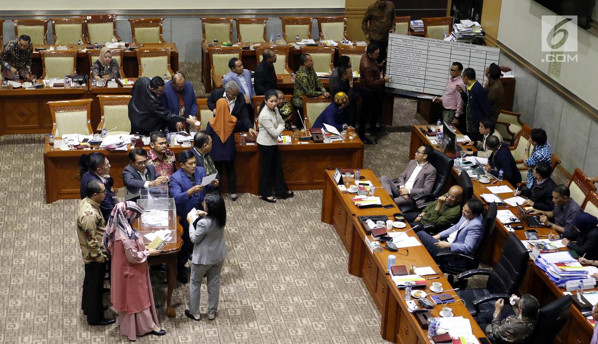 Suasana pleno pemilihan dan penetapan Capim KPK di ruang rapat Komisi III DPR RI, Senayan, Jakarta, Jumat (13/9/2019) dini hari. Calon Pimpinan KPK Irjen Pol Firli Bahuri terpilh sebagai Ketua KPK 2019-2023 dengan perolehan 56 suara usai uji kelayakan dan kepatutan. (Liputan6.com/Johan Tallo)