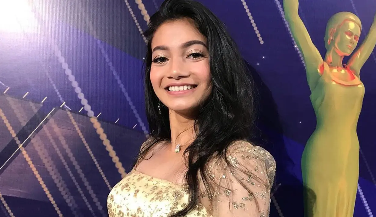Pemeran Lili di sinetron "Dari Jendela SMP" memang sering tampil dengan wajah natural. Namun kala ia memakai makeup tebal, pesonanya pun kian pancarkan aura. (Liputan6.com/IG/@ratusfy_)
