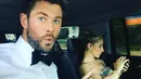 Saking terlihat sangat mencintai istrinya, Chris Hemsworth kerap melakukan foto iseng dan mengunggahnya. (instagram/chrishemsworth)