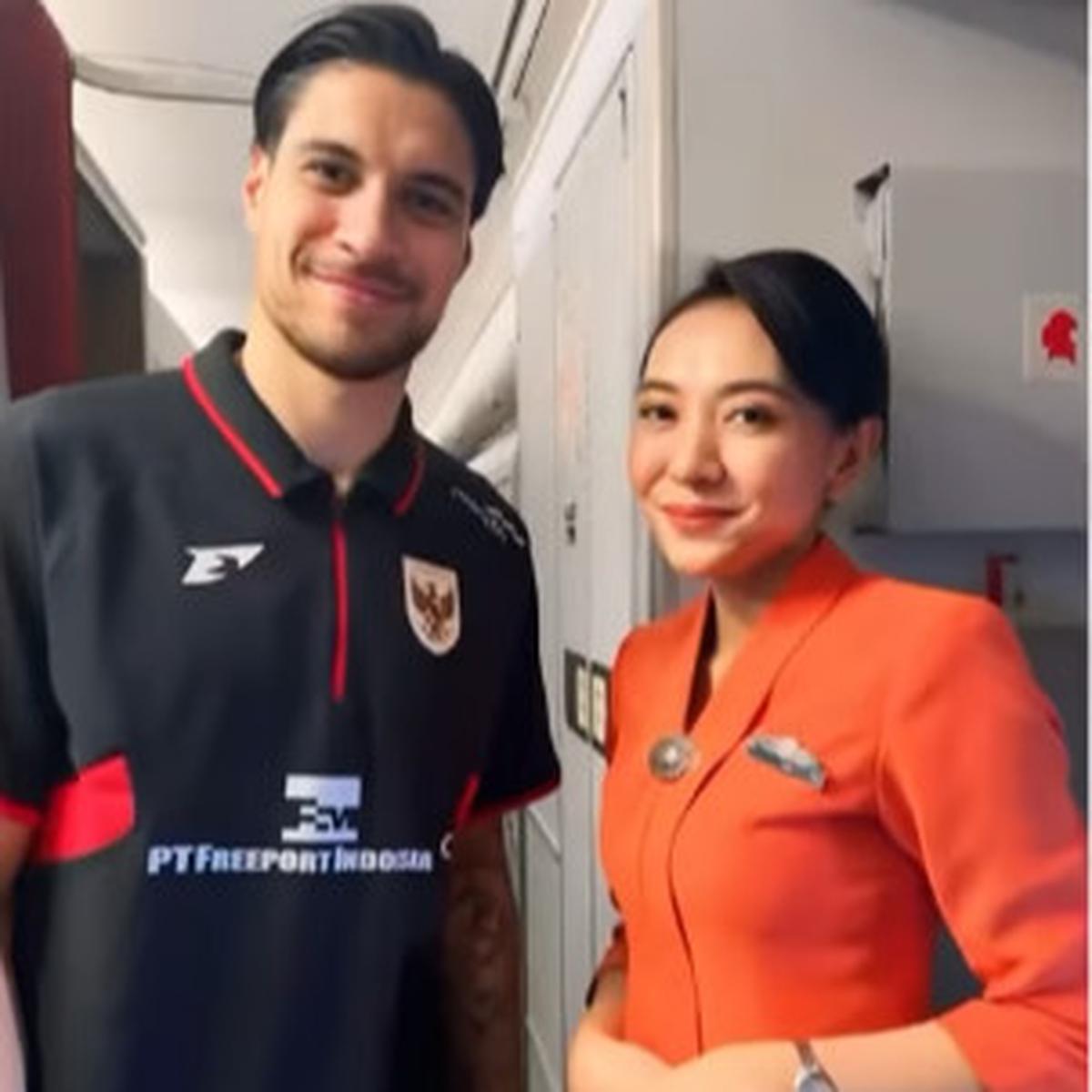 Potret Pramugari Foto Sama Para Pemain Timnas Bikin Iri Sampai Ada Pose Dirangkul