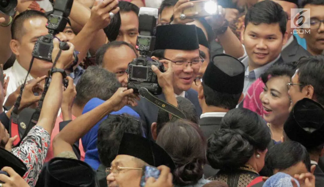 Gubernur DKI Jakarta Anies Baswedan bersalaman dan bertegur sapa dengan gubernur pendahulunya, Basuki Tjahaja Purnama (Ahok) setelah pelantikan anggota DPRD DKI Jakarta periode 2019-2024 di Gedung DPRD DKI Jakarta, Senin (26/8/2019). (Liputan6.com/Faizal Fanani)