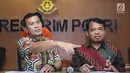 Kasubdit II Direktorat Tindak Pidana Siber Bareskrim Polri, Kombes Pol Rickynaldo (kiri) saat rilis kasus peretasan situs PN Sulawesi Tenggara diperlihatkan saat rilis di Bareskrim Mabes Polri, Jakarta, Jumat (9/11). (Liputan6.com/Helmi Fithriansyah)