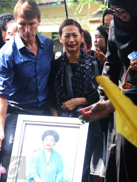 Kesedihan tampak terlihat dari wajah Indah Kalalo ketika peti jenazah sang ibunda, Rose Suyadi Kalalo, dikebumikan di TPU Menteng Pulo, Jakarta, Selasa (24/5). Isak tangis Indah Kalalo mengiringi prosesi pemakaman. (Liputan6.com/Herman Zakharia)