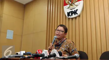 Humas KPK, Yuyuk Andriati mengabarkan bahwa KPK telah menetapkan mantan Dirjen Kependudukan dan Pencatatan Sipil (Dukcapil) Kemendagri, Irman sebagai tersangka baru kasus tipikor e-KTP, Jakarta, Jum'at (30/9). (Liputan6.com/Helmi Afandi)