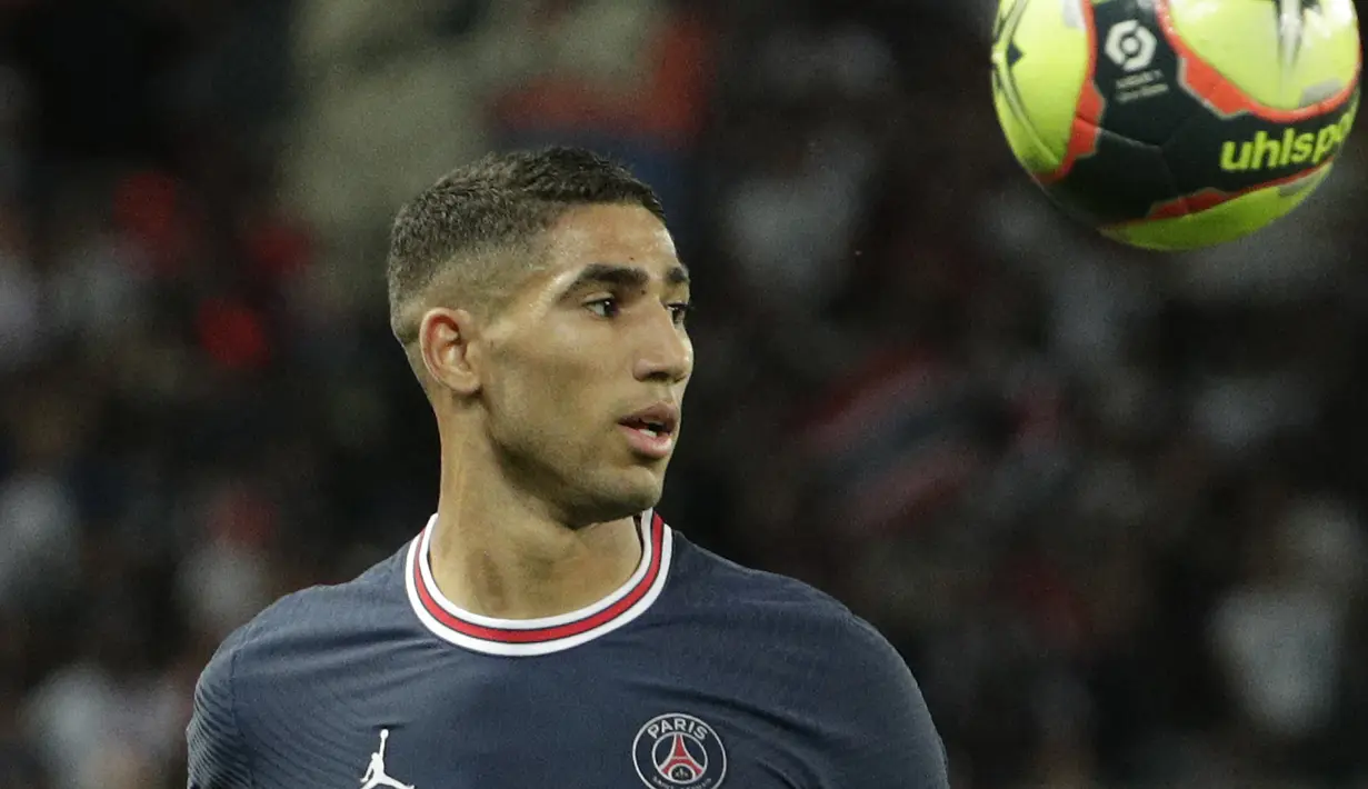 Achraf Hakimi. Ia cuma semusim memperkuat Real Madrid pada 2017/2018. Dua musim berikutnya ia dipinjamkan ke Dortmund hingga 2019/2020 dan sempat 2 kali menghadapi Lionel Meessi di Liga Champions. Mulai musim ini berseragam PSG usai ditarik dari Inter. (Foto: AFP/Geoffroy van der Hasselt)