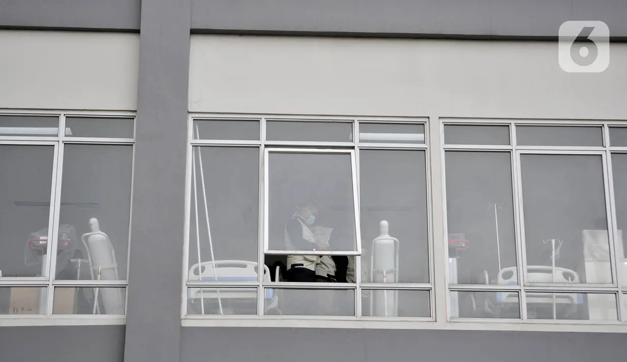 Petugas memeriksa alat pendukung perawatan pasien di Rumah Sakit Darurat Penanganan COVID-19 di Wisma Atlet, Kemayoran, Jakarta, Minggu (22/3/2019). RS Darurat Penanganan COVID-19 hampir 100 persen rampung. (merdeka.com/Iqbal S. Nugroho)