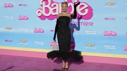 Setelah mengenakan gaun warna merah muda untuk beberapa pemutaran perdana film Barbie, peraih nominasi Oscar dua kali ini memilih gaun warna hitam yang memesona. (AP Photo/Chris Pizzello)