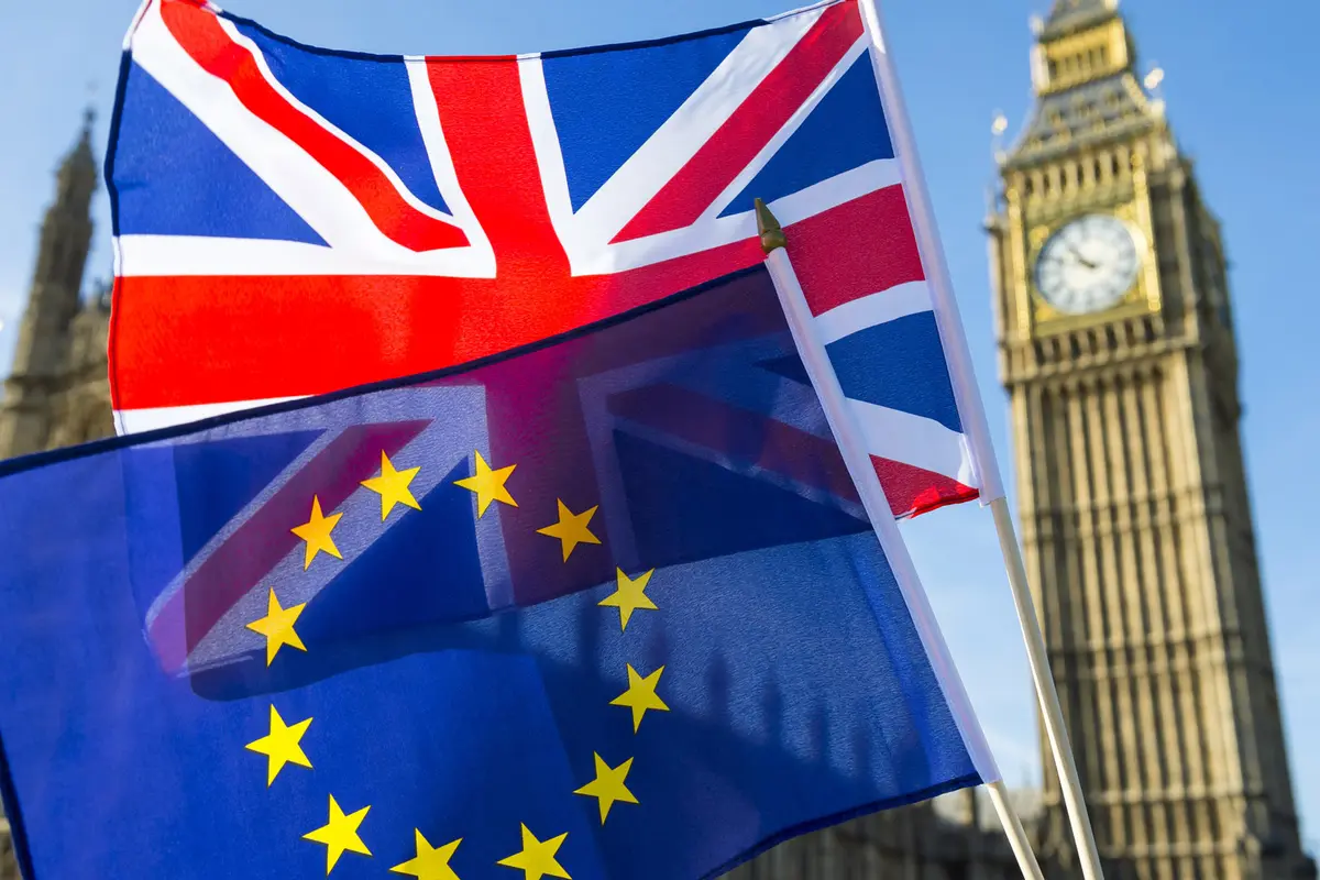 Bendera Inggris dan Uni Eropa berkibar berdampingan dengan latar Menara Big Ben di London (AP)