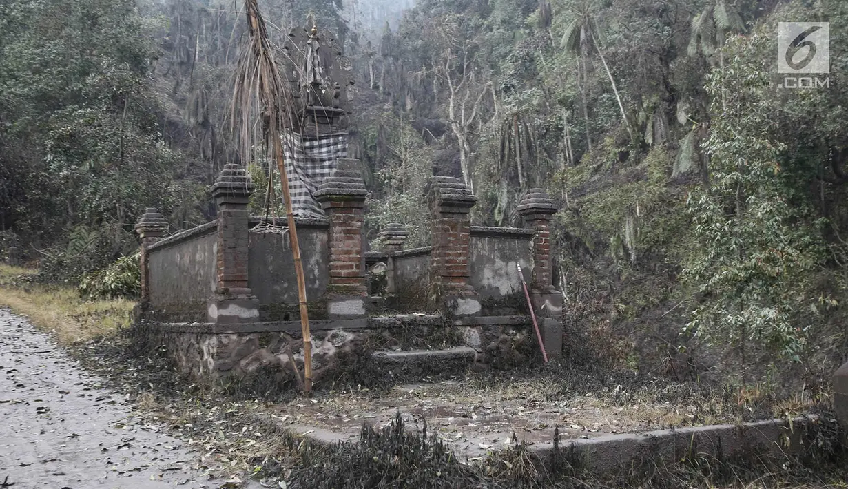 Tempat beribadah terlihat di kawasan radius 3 km dari puncak Gunung Agung di Desa Sebudi, Karangasem, Bali, Senin (4/12). Erupsi Gunung Agung menyebabkan kawasan dalam radius terdampak diselimuti abu vulkanik. (Liputan6.com/Immanuel Antonius)