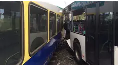 Sebuah peringatan langsung berbunyi saat bus melintas dan dengan segera sang pengemudi mengeluarkan semua penumpang yang ada di dalamnya.