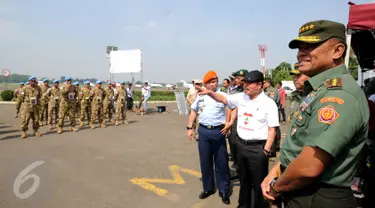 Panglima TNI Jenderal TNI Gatot Nurmantyo (kanan) meninjau syuting perdana film ”I Leave My Heart In Lebanon-Garuda 23” di Bandara Halim Perdanakusuma, Jakarta, Jumat (29/7). Film ini bertema misi perdamaian pasukan TNI. (Liputan6.com/Helmi Fithriansyah)