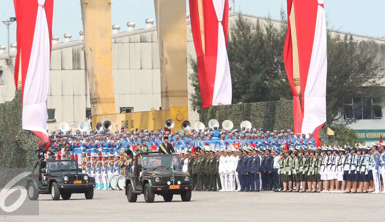 Sejumlah prajurit TNI berbaris pada gladi bersih peringatan Hari Ulang Tahun ke-70 Tentara Nasional Indonesia (TNI) di Dermaga Indah Kiat, Cilegon, Banten, (3/10/2015). (Liputan6.com/Immanuel Antonius)