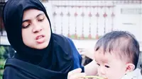 Nycta Gina gemas anaknya tak mau makan (Foto: Instagram)