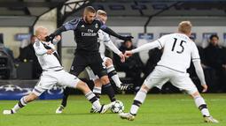 Aksi Karim Benzema (tengah)  melewati hadangan pemain Legia Warsawa pada laga grup F Liga Champions di Stadion Polish Army, Warsawa, Polandia (2/11/2016). (AFP/Janek Skarzynski)