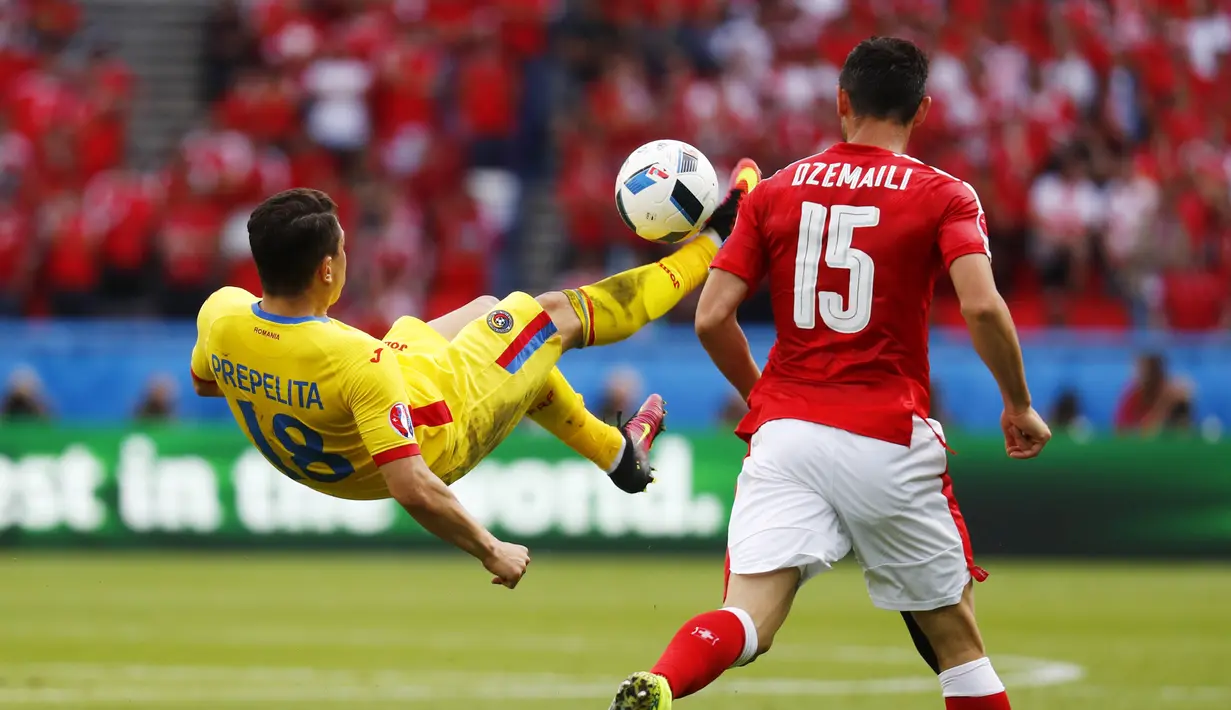 Pemain Rumania, Andrei Prepelita (kiri) melakukan tendangan salto saat melawan Swiss  pada laga Grup A Piala Eropa 2016 di Parc des Princes, Paris, Rabu (15/6/2016) WIB. (REUTERS/Kai Pfaffenbach)