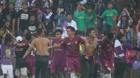 Pagar pembatas di Stadion Brawijaya Kediri tak memadai sehingga penonton mudah menerobos ke lapangan. (Bola.com/Gatot Susetyo)