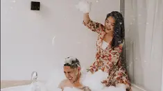 Dalam foto tersebut, Krisjiana tampak berendam di dalam bathtub yang berisi busa sabun. Suami Siti Badriah itu pun tampak tak mengenakan pakaian sehingga bagian atas badannya. (Liputan6.com/IG/@sitibadriahh)