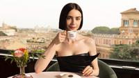 Cantiknya Nembus Layar, Intip 6 Cara Lily Collins Bintang Emily in Paris Season 5 Rawat Kulit