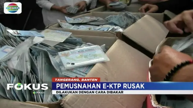 Disdukcapil Kota Tangerang musnahkan 19.300 keping KTP elektronik yang tercecer.