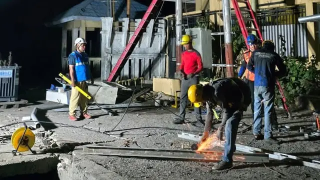 Petugas PLN di lapangan terus melakukan upaya pemulihan jaringan listrik yang terdampak gempa bumi M7,7 di Pulau Flores, NTT. (PLN)