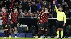 Wasit Artur Soares Dias memberikan kartu merah kepada pemain Manchester City Sergio Gomez selama pertandingan grup G Liga Champions antara FC Copenhagen dan Manchester City, di Stadion Parken di Kopenhagen, Denmark, Selasa 11 Oktober 2022. FC Copenhagen bermain imbang atas City 0-0. (Liselotte Sabroe/Ritzau Scanpix via AP)