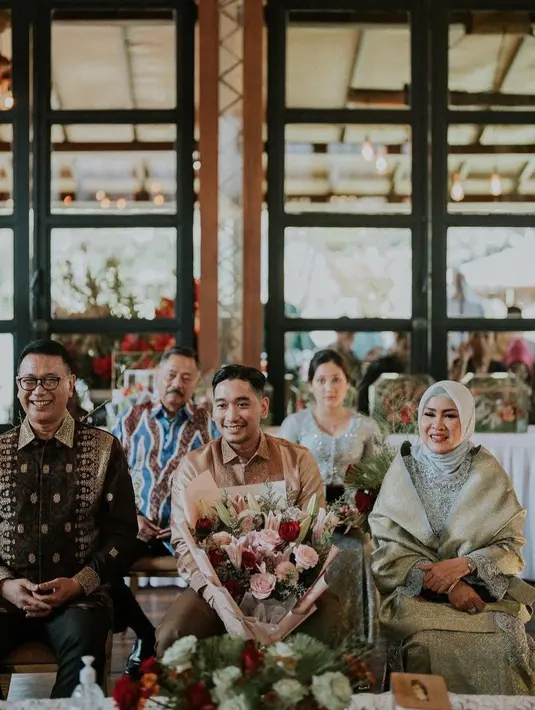 Senada dengan Adinda Thomas, Raka juga mengenakan pakaian dengan warna yang senada. [instagram/adindathomas]