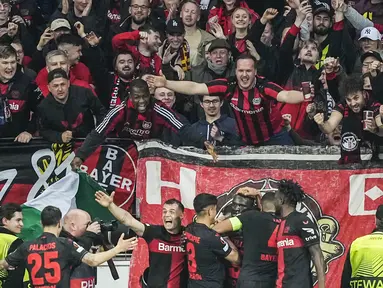 Para pemain Bayer Leverkusen merayakan gol yang dicetak oleh Victor Boniface ke gawang West Ham United pada laga Perempat final Liga Europa di Stadion BayArena, Jumat (12/4/2024). Die Werkself menang dua gol tanpa balas. (AP Photo/Martin Meissner)