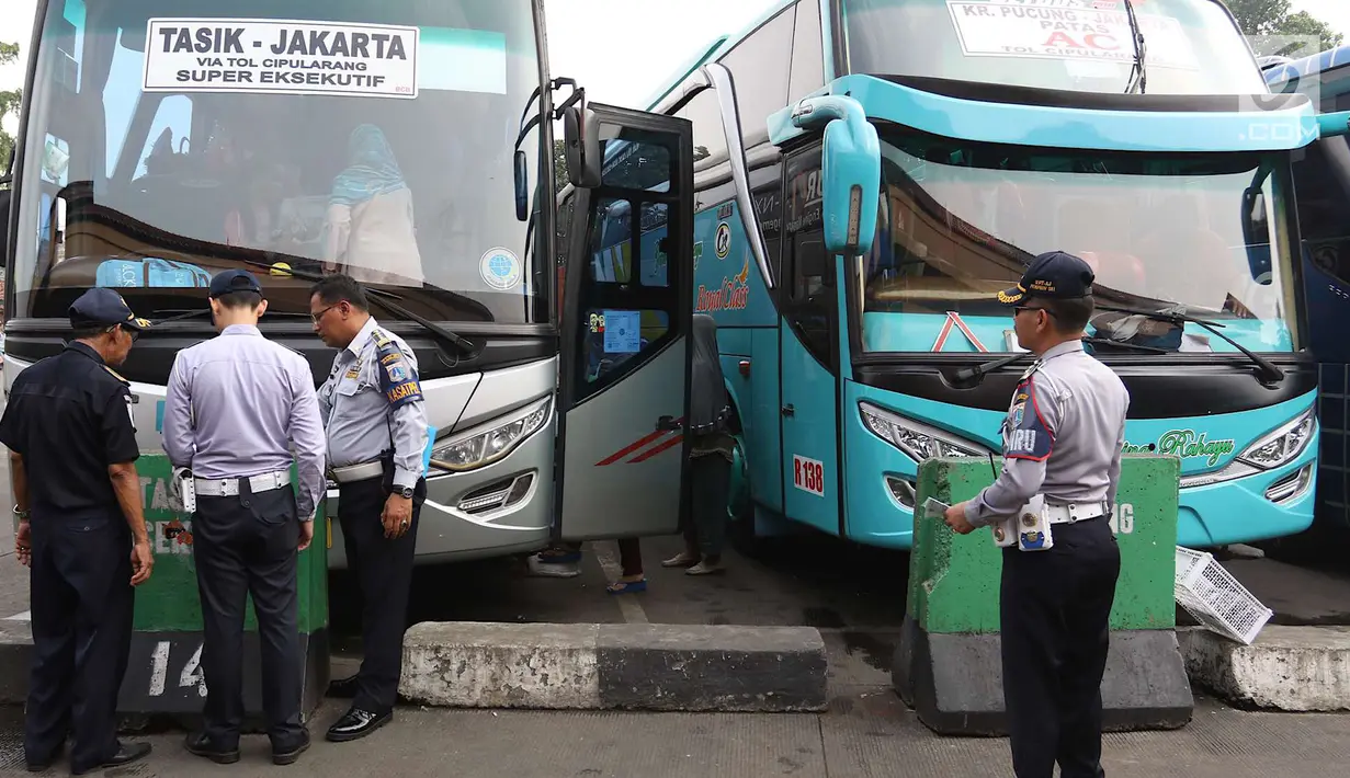 Suasana saat petugas Dishub DKI Jakarta mengecek kesiapan angkutan mudik Lebaran di Terminal Kampung Rambutan, Jakarta, Jumat (8/6). Menurut Dishub, dari 37 bus yang dicek ada 26 dinyatakan tidak lulus uji kelaikan. (Liputan6.com/Immanuel Antonius)