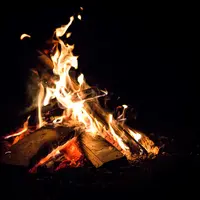 Ilustrasi api unggun/Copyright unsplash/Sergiu Vălenaș&nbsp;