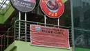 Sebuah spanduk segel terpampang di pagar Mall Jatinegara Xtaiment, Jakarta, Senin (13/4/2015). (Liputan6.com/Johan Tallo) 
