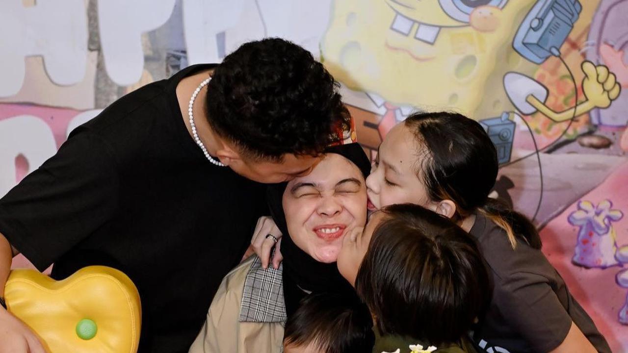 Kebahagiaan tengah menyelimuti artis cantik Dian Ayu. Istri Omesh ini baru saja berusia 37 tahun.  Ia mendapatkan kejutan dari suami dan anak-anaknya.