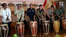 Ketua KPU Arief Budiman (ketiga kiri) bersama sejumlah pejabat memukul beduk sebagai simbolis Peluncuran Pemilihan Kepala Daerah dan Wakil Kepala Daerah Serentak tahun 2018 di Gedung KPU, Menteng, Jakarta Pusat, Rabu (14/6). (Liputan6.com/JohanTallo)